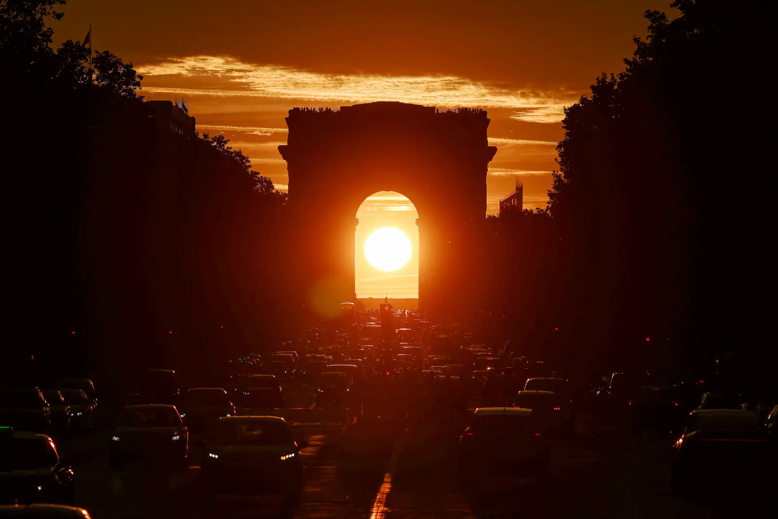 Paris Henge: el atardecer que alinea el Sol con el Arco del Triunfo y atrae turistas