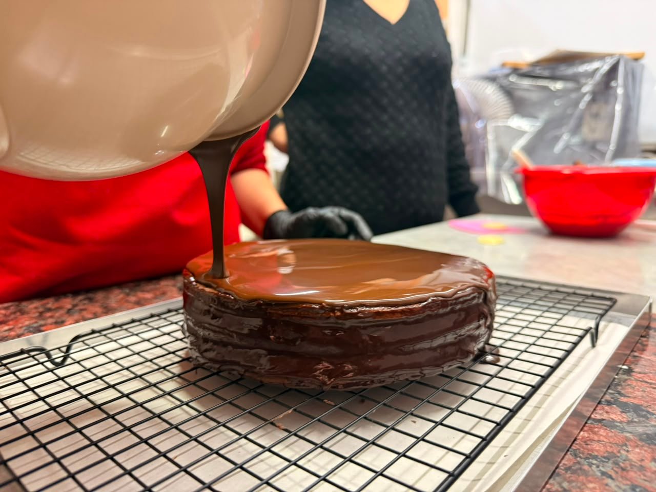 En Esquel presentan un mega alfajor con gusto de Fernet, en ocasión del festival Choco Nieve 2026
