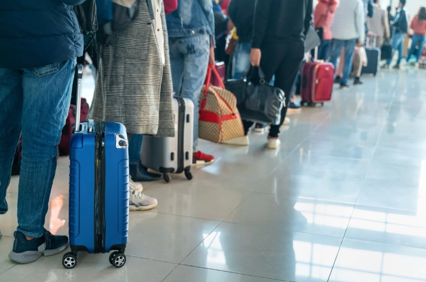 Las filas en los aeropuertos ya les hicieron perder 58 años a los viajeros