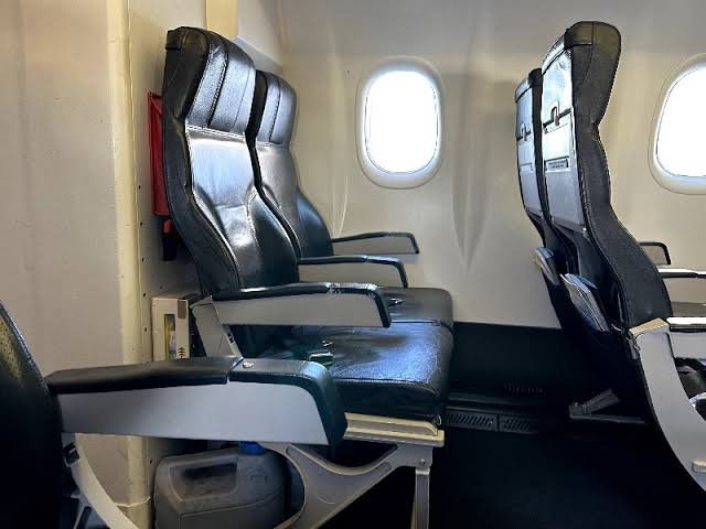La fila que casi todos evitan en el avión puede tener más ventajas de las que parece
