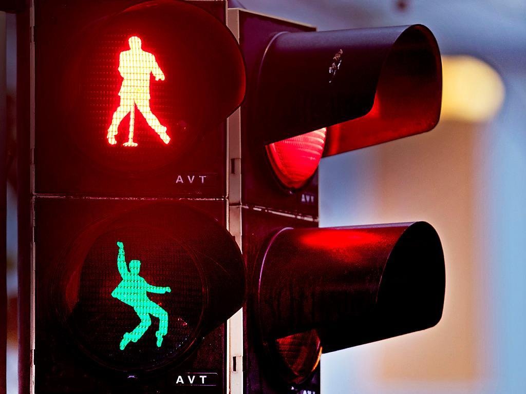 El hombrecito del semáforo no es igual en todas partes: cómo las ciudades transformaron un símbolo universal en un atractivo y un distintivo