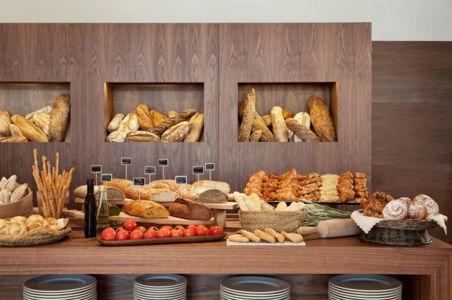 Es el desayuno más abundante del mundo y ofrece unas 350 opciones de platos. Se convirtió en una experiencia turística por si sola en Ibiza