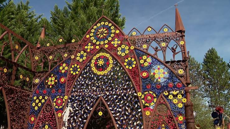 Arte en Bruto: Magic Hortus, el jardín de hierro que transforma chatarra en flores y abre sus puertas al turismo en Francia