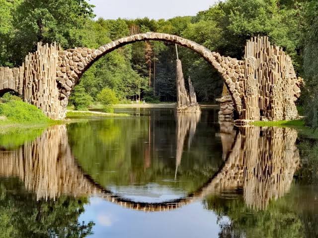 En Alemania, un puente forma un círculo perfecto con su reflejo